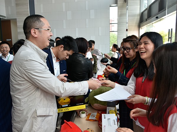 2017年“爱心义卖、健柯分跑”