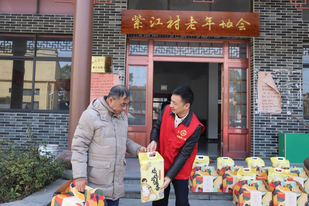 暖春意，敬老情-k豆钱包多年对峙慰问孤寡老人